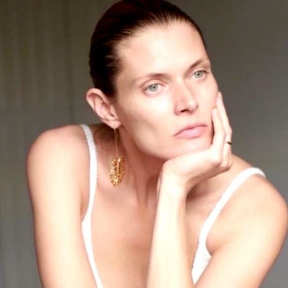 Gold leaf drop earrings M117 - Picture 2 of 6